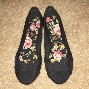 Black closed toe flats